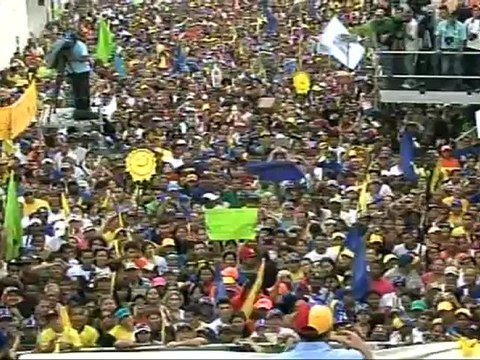 Capriles Radonski llegó por mar, ayudado por los pescadores, a Puerto Cabello