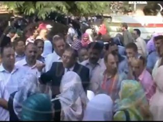 تجمهر العاملين بجامعة بنها للمطالبة بالحوافز