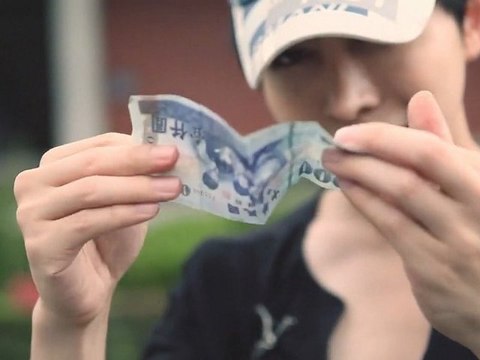 Magicien chinois change la monnaie de billets de banque
