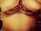 Rihanna se hace un tatuaje en honor a su abuela