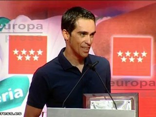 Contador "muy agradecido" al recibir homenaje