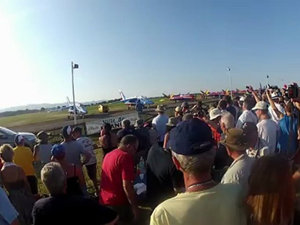 La Patrouille de France rejoint la piste de décollage - Meeting Roanne 2012