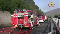 Monteforte Irpino (AV) - Autocisterna brucia su A16 (10.09.12)