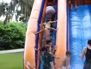 une grosse femme fait un strike sur un toboggan