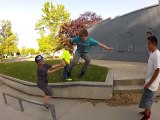 Baston d'enfants dans un skatepark américain