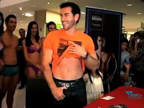 David Zepeda @davidzepeda1 muy sensual en firma de autógrafos CK