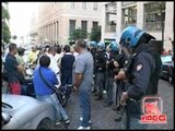 Napoli - Astir, protesta nel centro, lavoratori accerchiano Caldoro (live 11.09.12)
