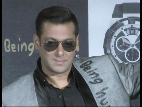 Salman Khan Chews Gum To Stick To His No-Smoking Stand - Bollywood News