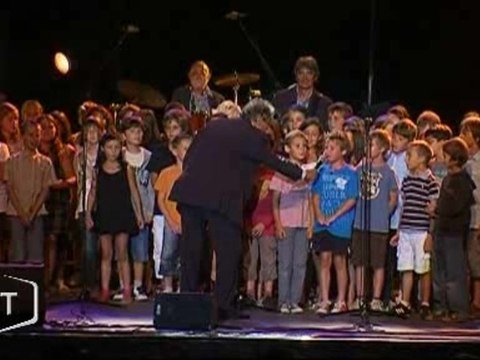 120 enfants autour de Pierre Perret (Mouilleron-le-Captif)