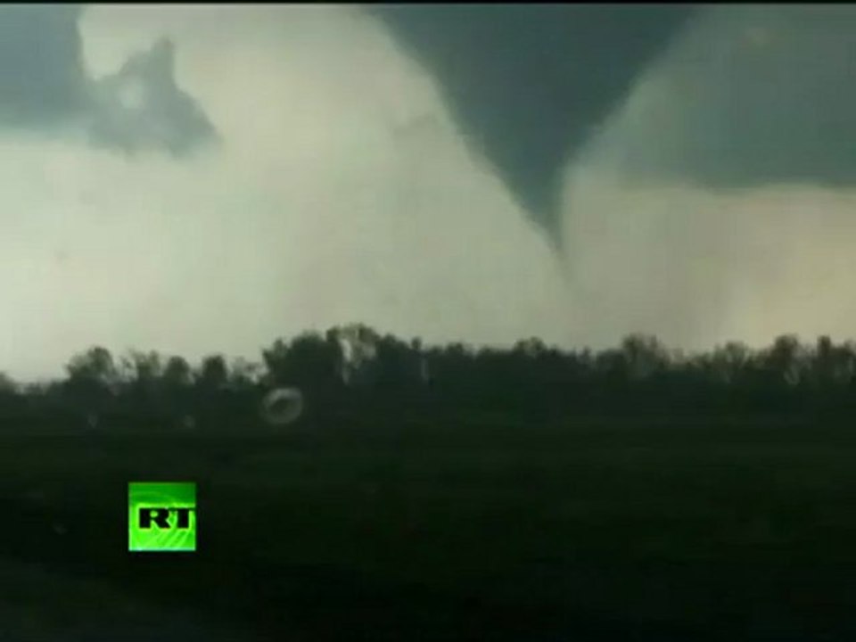 Storm Chasers: Freak US tornadoes caught on tape in Missouri, Illinois