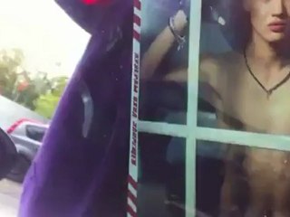 Trompé, il casse la voiture de sa copine