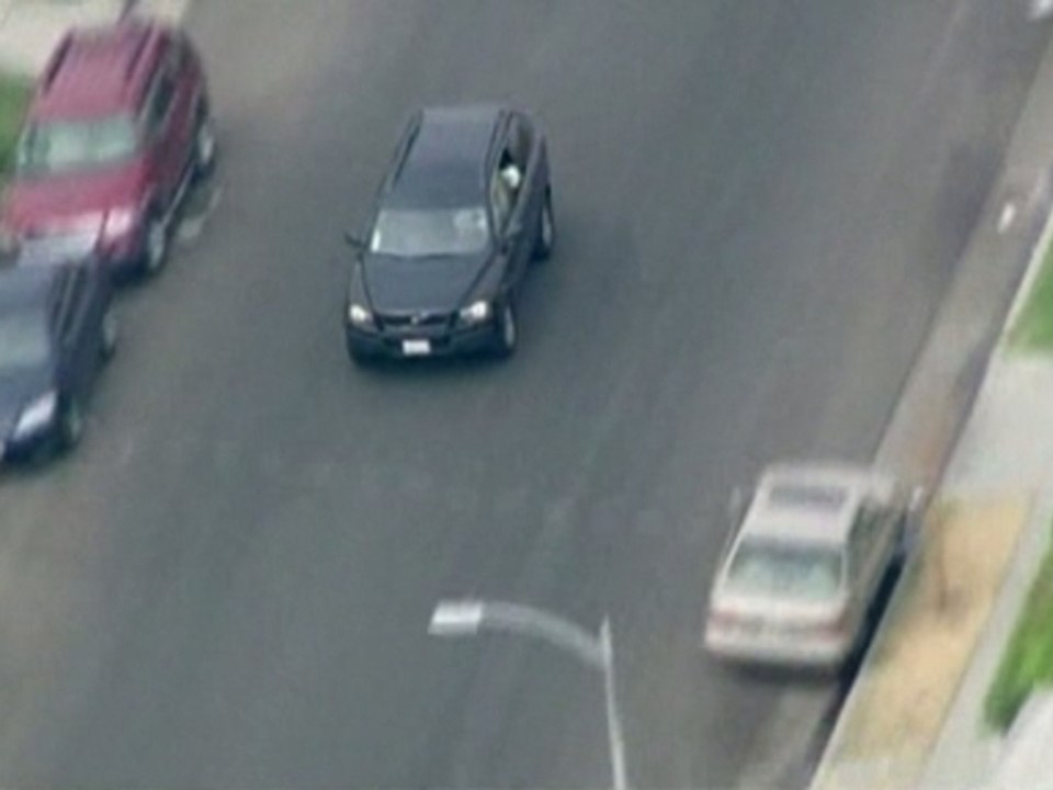 Suspected bank robbers throw cash in police chase