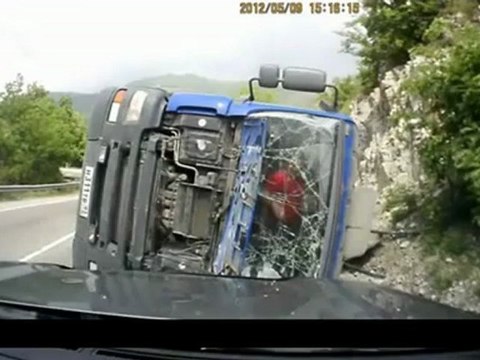 Camion citerne se benne