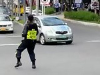 Traffic Cop Dances Like a Boss