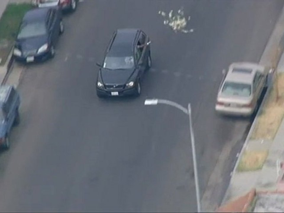 Les voleurs jettent les billets de banque par la fenêtre (Los Angeles)