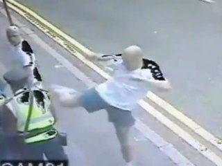 Policier frappé au visage pour un PV