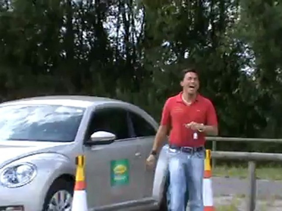 Matthias beim einparken am Flughafen in Nürnberg am P12 Parkplatz mit Sunny Cars