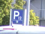 Matthias beim einparken am Flughafen in Nürnberg am P12 Parkplatz mit Sunny Cars