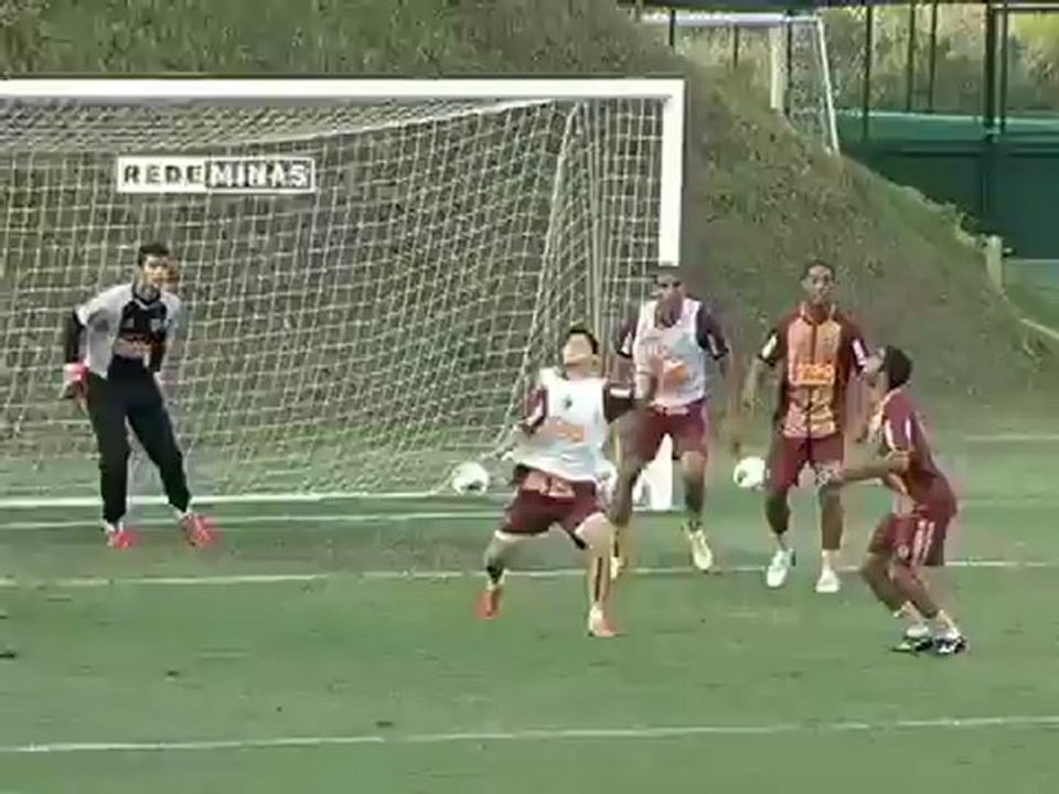 Ronaldinho joli but à l'entraînement