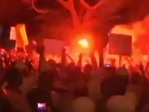 Manifestantes islamistas asaltan la embajada de EEUU y arrancan la bandera