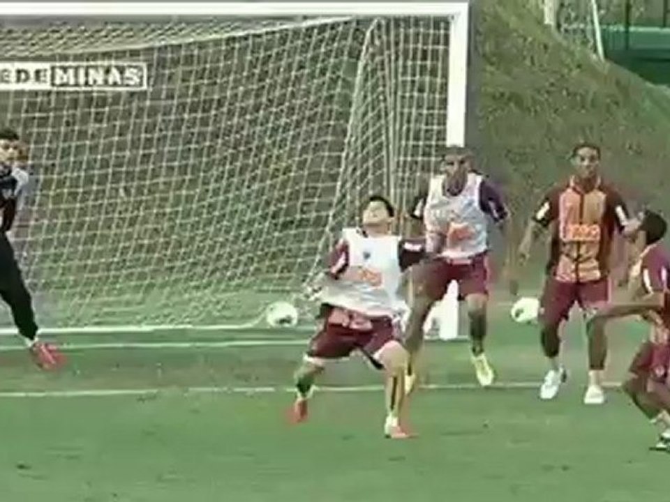 Ronaldinho la bicyclette à l'entrainement