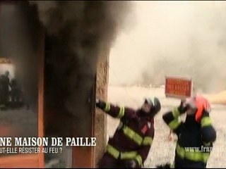 Une maison de paille peut-elle résister au feu ?