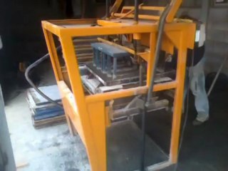 Maquina de Blocos usimak BC2010 produzindo