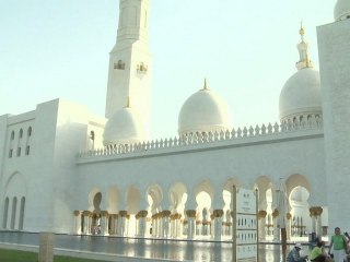 Emirats: visite d'une des plus grandes mosquées du monde