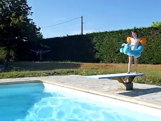 Maïa saute piscine