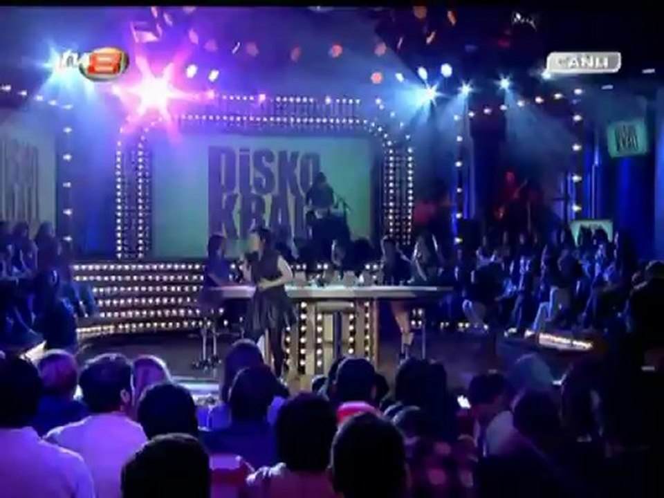 Disko Kralı Canlı Performans - Model - Değmesin Ellerimiz