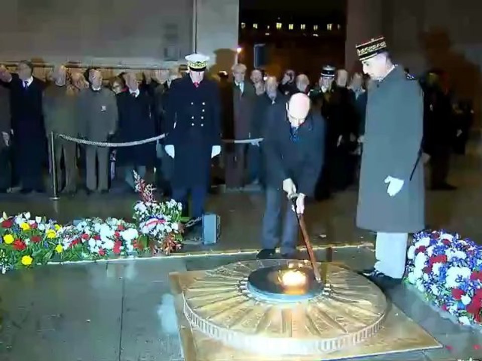 M. Alain Juppé ravive la flamme du souvenir sous l’Arc de Triomphe