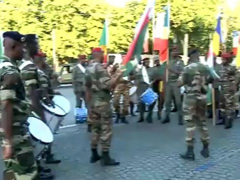 Des amazones sur les Champs Elysées
