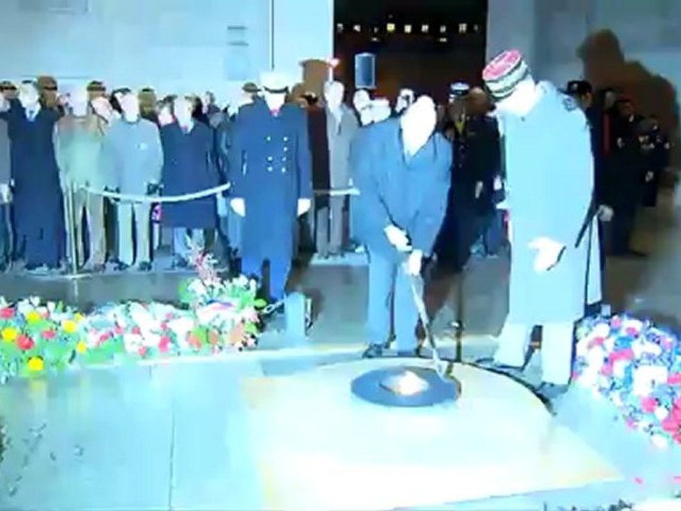 M. Alain Juppé ravive la flamme du souvenir sous l’Arc de Triomphe
