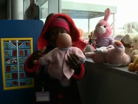 Haïti - Adoptions : une équipe médicale militaire présente dans les avions auprès des enfants