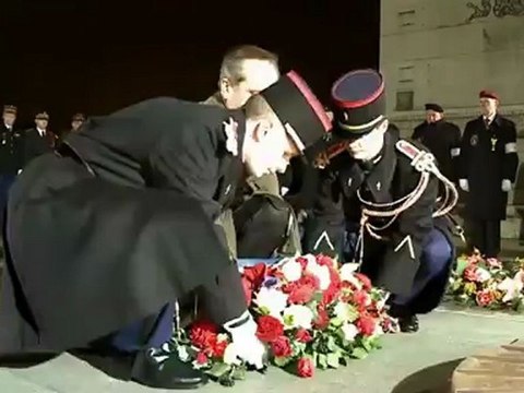 M. Gérard Longuet ravive la flamme du souvenir sous l’Arc de Triomphe