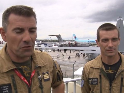 Présentateur Rafale : passage de flambeau entre les pilotes