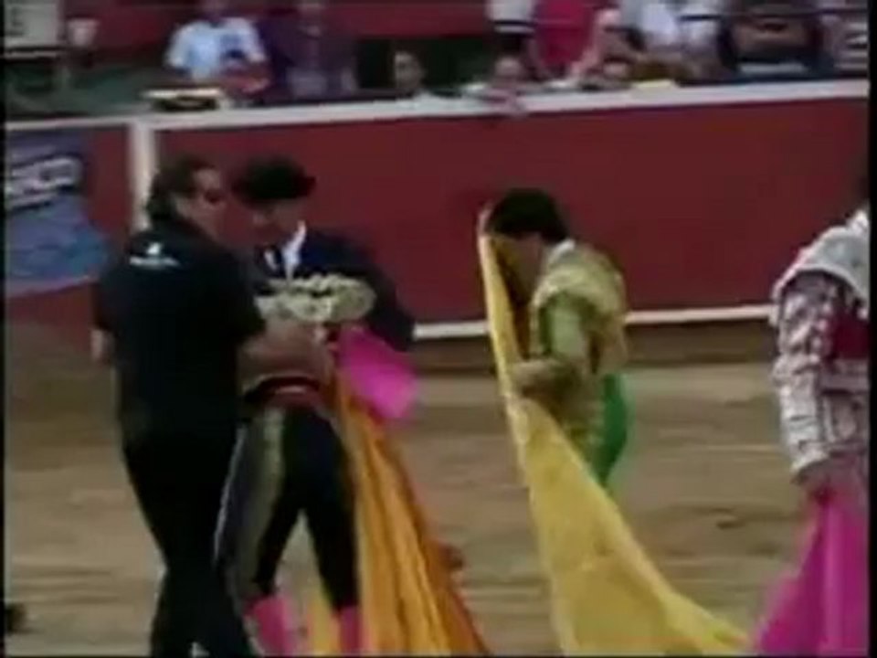 Tremenda cogida al "niño torero" mexicano