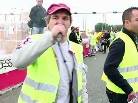 Opération péage gratuit par des salariés de PSA à Senlis