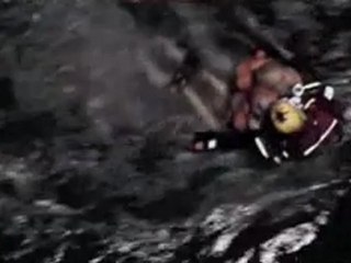 Helicóptero  Helimer 207 de rescata al tripulante de un velero hundido  Salvamento Marítimo