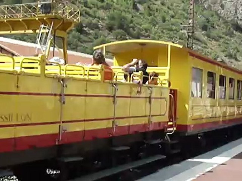 ARRIVEE DU PETIT TRAIN JAUNE A VILLEFRANCHE EN CONFLUENT (66)