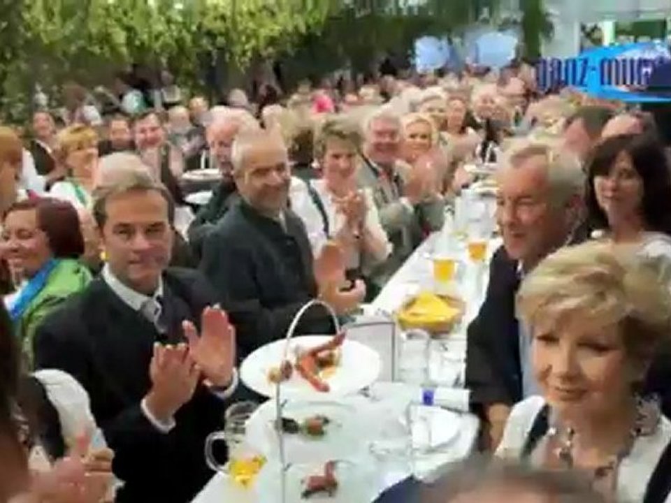 Hofbräu Wiesn Fitness Lied 2012 - Vorstellung des "Wiesn-Hantel Krug"