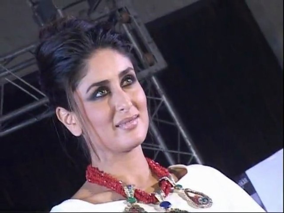 Kareena Kapoor To Add Khan To Her Name  - Bollywood News