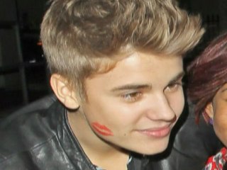Justin Bieber Steps Out With Red Lipstick Mark - Hollywood Gossip