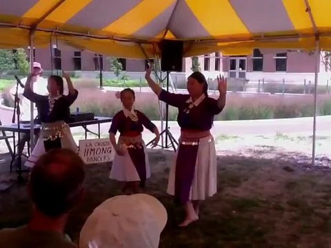 10 LaCrosse Hmong Dancers Folkfest 2012