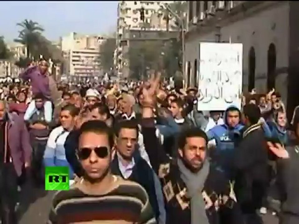 Cairo clashes video: Protesters throw stones at military police