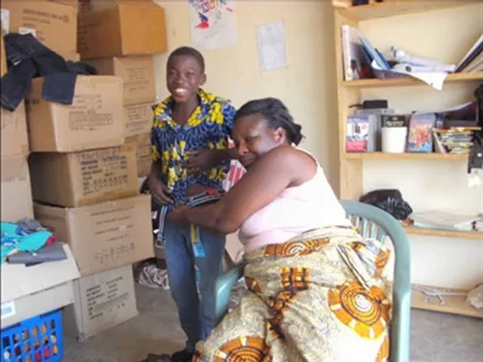 Non loin de Daoukro, Cathy agit, Côte d'Ivoire