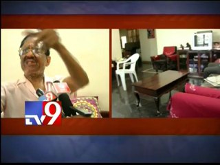 Thieves attack owners and rob cash