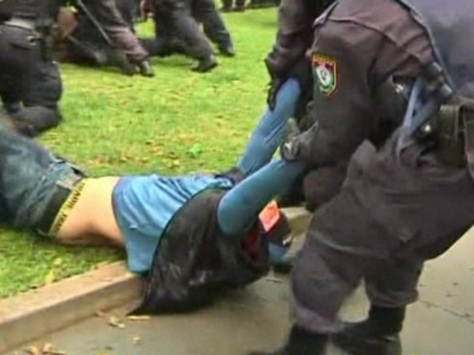 Film protesters scuffle with Sydney police
