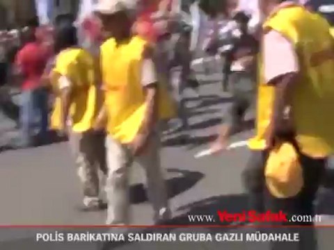 Polis barikatını aşan gruba gazlı müdahale