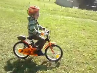 Yanael fait du vélo sans roulettes